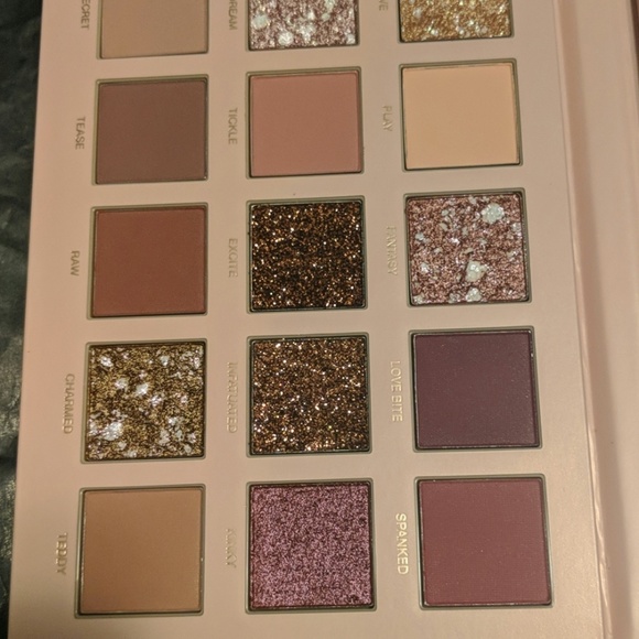 Huda Beauty New Nude eyeshadow palette - Picture 2 of 3